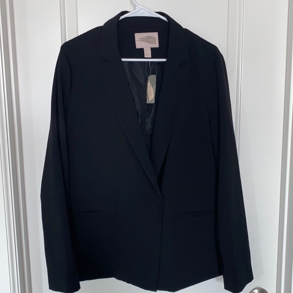 Forever 21 Black Blazer Jacket with Pockets. Button Closure.